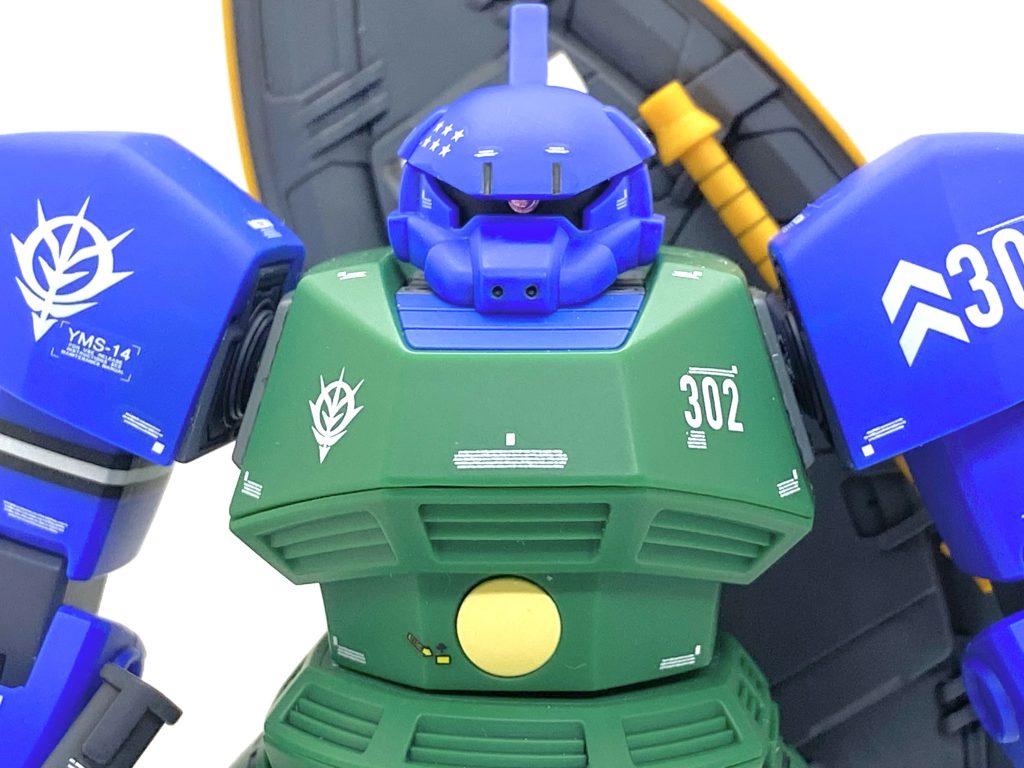 デカールはガンダムデカールのHGのシナンジュ用とMGのガトー専用ゲルググVer.2.0などを満遍なく貼り、カトキ風にしました。特にMGのガトー専用ゲルググVer.2.0のデカールはガトーが所属してました第302哨戒中隊などが入っていて重宝致しました。モノアイは定番のクリアー化で裏にラビーを貼っています。