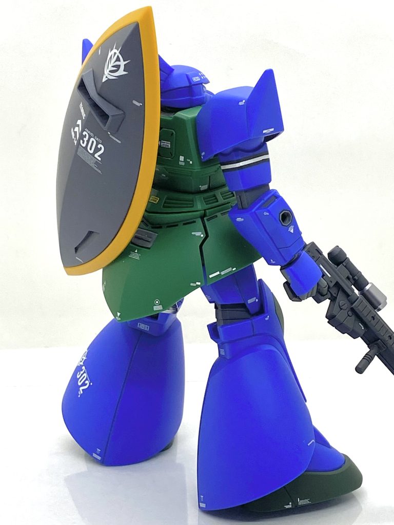 厄介だったのは試作ビーム・ライフルでモールドの上に合わせ目があるだけではなく、入り組んだ所も合わせ目ある為に非常に消しにくく様々なヤスリを使いましたが・・・手間が掛かりました。〇モールドはピンパイズで普通のモールドはタガネを使って、なるべく綺麗に消していきます。なるべく細かくヤスリ掛けをするのですが・・・どうしても入り組んだ場所はヤスリ傷が残りやすいので今回はサーフェンサーでありますメカサフを吹いてヤスリ傷を消しました。メカサフは良い色合いで上から他の色を塗らなくても十分になります。