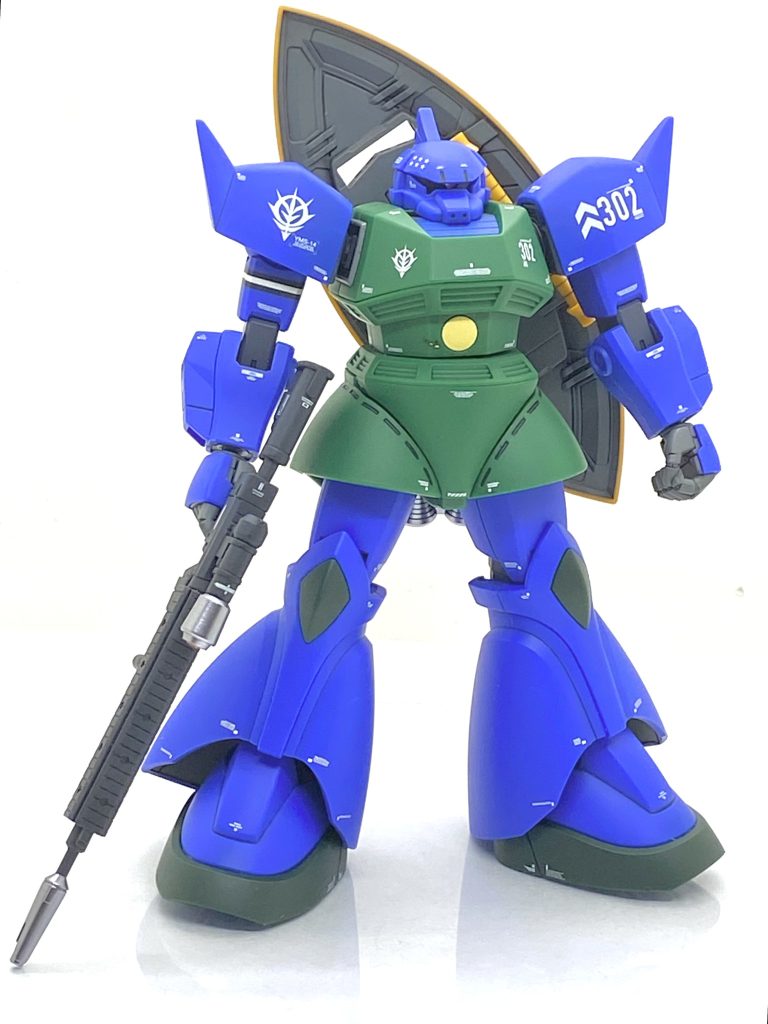 前にシャア専用や量産型ゲルググを作っているのでコーションのデカールの位置はなるべく同じにしました。HGシナンジュ用は細かい箇所に貼れるデカールが多く、本当に重宝しますから再販を望みます。作る時の為に部品請求で頼んでおきましたMGのガトー専用ゲルググVer.2.0のデカールは第302哨戒中隊を始め、使い易いのが多く入っていますからそれをガンガン使いました。HJ誌のムックであります「GUNDAM WEAPONS マスターグレードモデル“ゲルググ”編」では25機が先行製造でされたYMS-14でしたが旧MGが出た時は普通の量産型を示すMS-14Aになっていました。先行量産型はシャア以外の24機はエース部隊であるキマイラ隊にすべて配属されたと資料に書いてありましたがトップエースであるガトー専用機もYMS-14およびMS-14Sとする説もあるので自分にはYMS-14のほうがしっくりきますからそちらのマーキングを使いました。