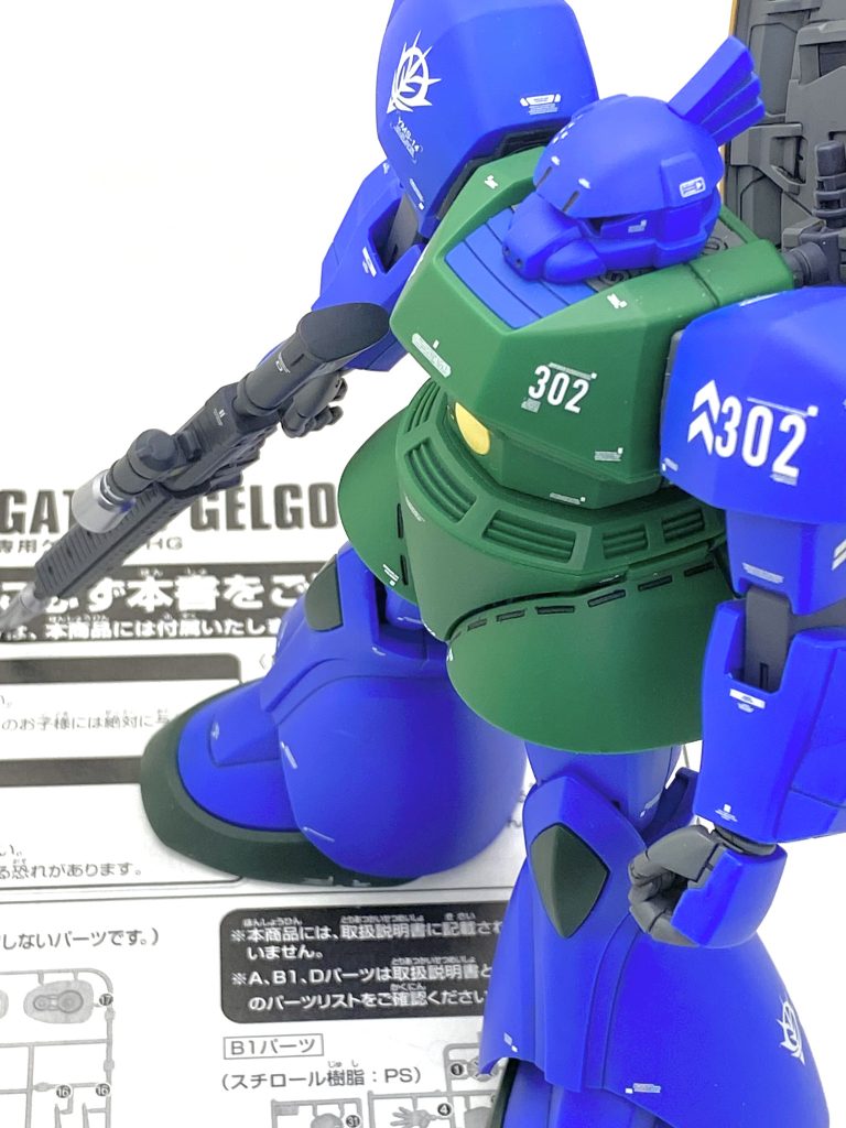 最後は説明書と。HGUCのゲルググが出た時はMGの2.0がまだ発売されてなく、これが決定版的なゲルググでした。マリーネやイェーガーより後に出ましたから肩のスイングや一部アクションベース対応など、今のHGUCとそうは変わらないフォーマットでABSさえ気にならなければ、作りやすくて人気があり、今はシャア専用ゲルググはそこそこ見かけるので作ってみて損はないと思います。ただ、このガトー専用機はプレバンのなので中々再販され難いとは思いますが・・・。関節がABS以外を除けば組みやすい上に深みのある青の成型色は艶消し吹くだけで素晴らしい色合いになりますから、見つけましたら手に取ってみる事をお勧めします。ご覧して頂きありがとうございました。