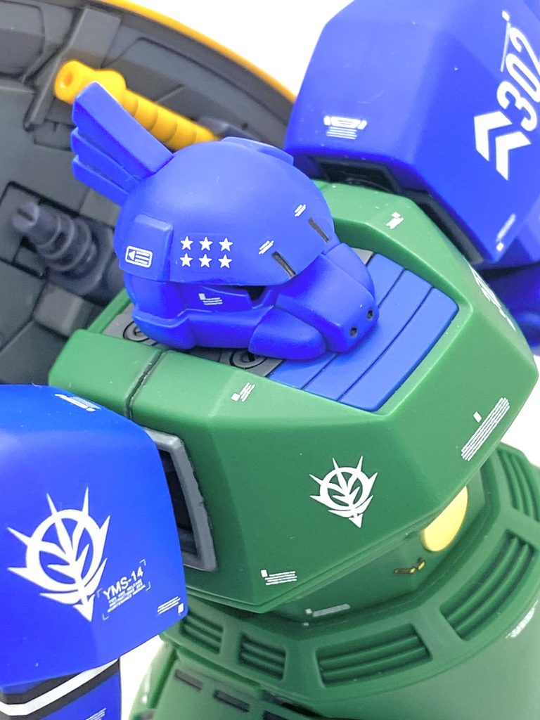 首元は旧MGと同じく、青で塗装しました。