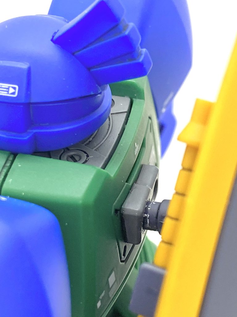 首元や背中のシールドのジョイント部分もグレーで塗装してます。