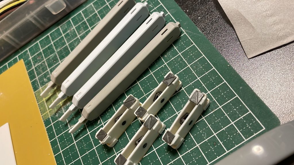 ブースター基部はプラ板で自作しポリキャップを仕込み、ブースターの接続軸が短かったのでプラ板で延長しました。