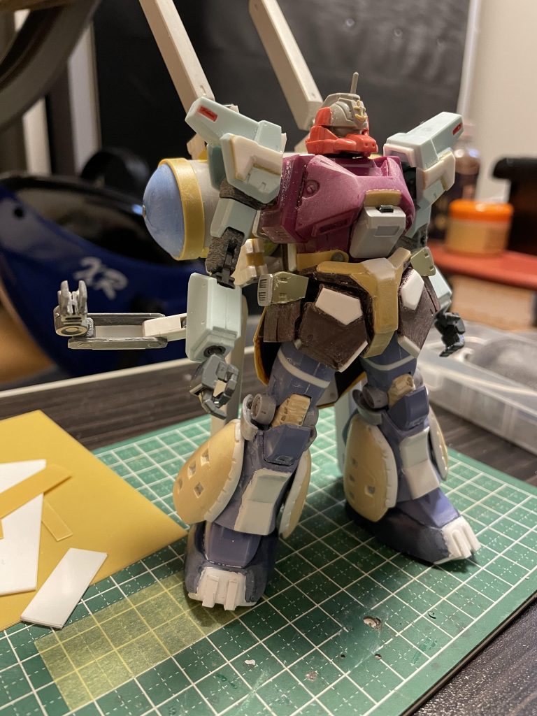 ミキシングした状態。この時点で肩パーツのプラ板が逆向きなことに気づいていない痛恨のミス！塗装時に気づいて地獄を見ましたwww素体は、頭部はEz-SR砲戦型にシャアゲルググを切り貼り、ボディはゲルググマリーネ、腰はゲルググJを基軸にサイドスカートに30MMの強化パーツのジャンク、脚部はハイザックをベースにヴァッフの脚部をパテ盛りして切り貼りしてます。頭の連邦エンブレムは5mmプラ板切り出しです。唯一市販キットで使えそうだった量産型ガンキャノンの頭部エンブレムなんて手に入らないので、やけっぱちでやってみたら意外と出来ちゃいましたwww何事もチャレンジしてみるもんですね！