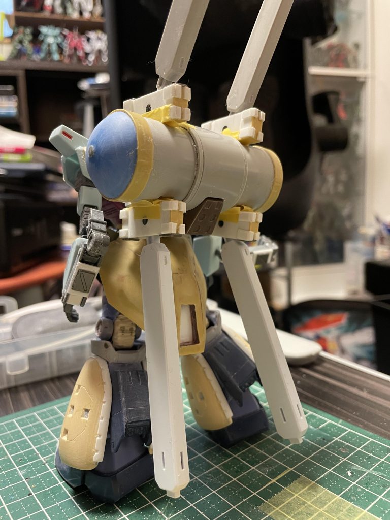 パックパックを背負わせた状態でバックショット。パックパックの接続にはデスアーミーのスリッパを加工して、カスタマイズキャンペーンで余った接続拡張パーツを仕込んでます。