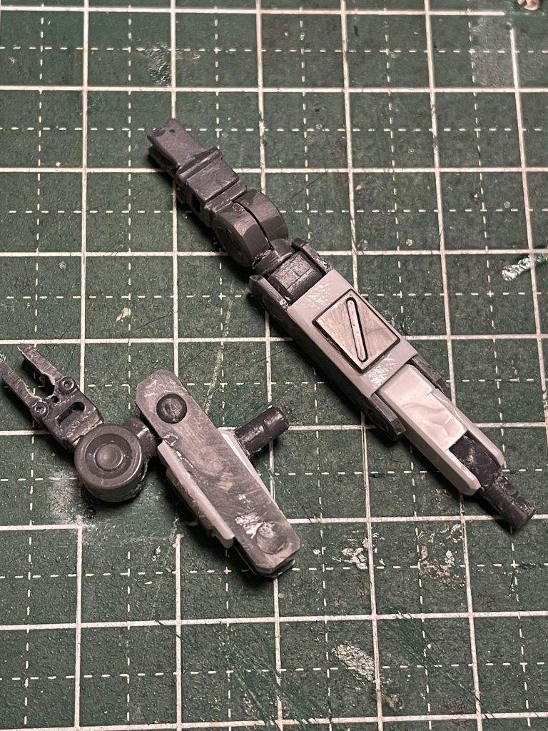 サブアームはプラ板とランナータグで自作。アーム先端はM.S.Gのアームを加工してます。