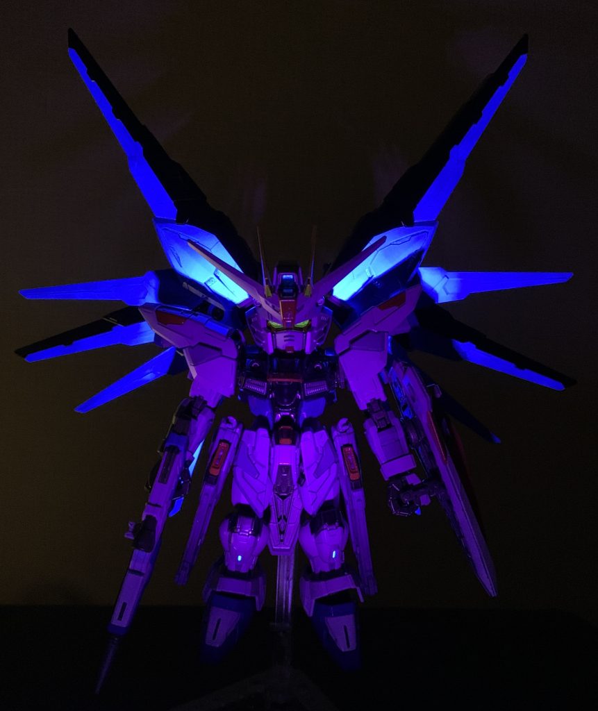 蛍光塗料を使って新たな表現をしてみました。墨入れしようとしたらパーツが割れてしまってショックでしたがあまり目立たない部分なので修復せずに完成させました。塗装の上からの墨入れでも割れるなんて意外でした。