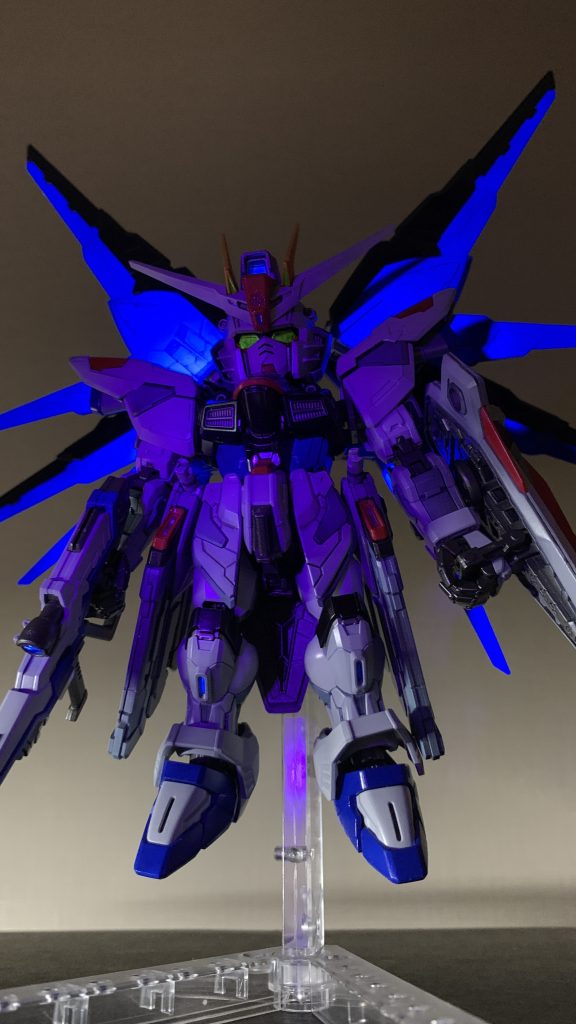 ちょっとだけ明るいところでブラックライト当てるのもいいです。