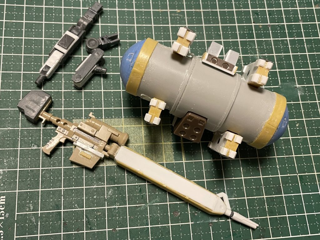 ライフルはザクスナイパーの物をプラ板改造。マズルはνガンダムのライフル。ストック部分は紅ウェポンの余りパーツだったかと。