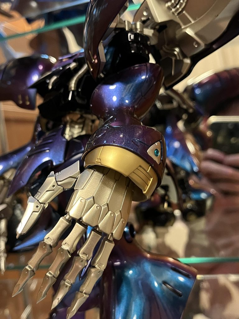 (右に妖怪が写り込んでますが、気にしないで下さい)丸っこい部分をセンサーのように表現したかったので、キャンディ塗装で塗り分けてみました。