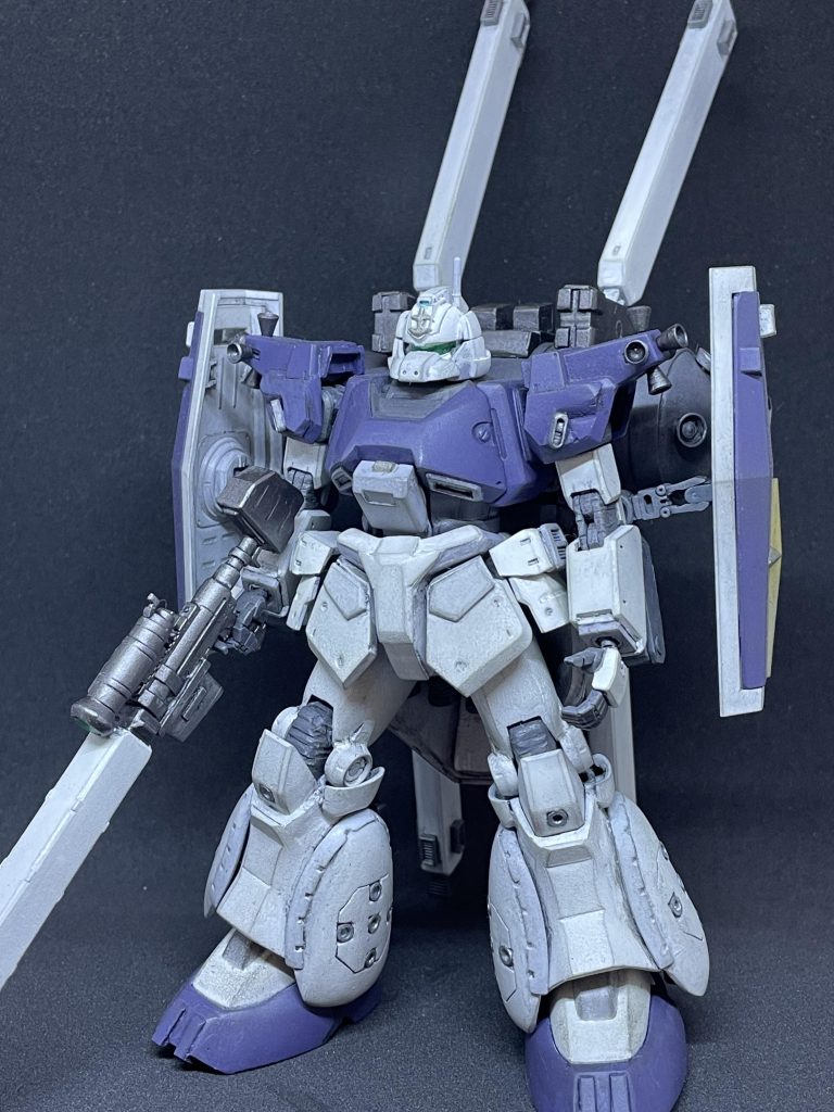 正面の素立ち。塗装はガンダムマーカーです。武器などは部分的にアクリジョンの焼鉄色を筆塗りしてます。全体的にウェザリングカラーを塗り、すぐに拭き取りくすませています。何せ粗が目立つので誤魔化しに（汗