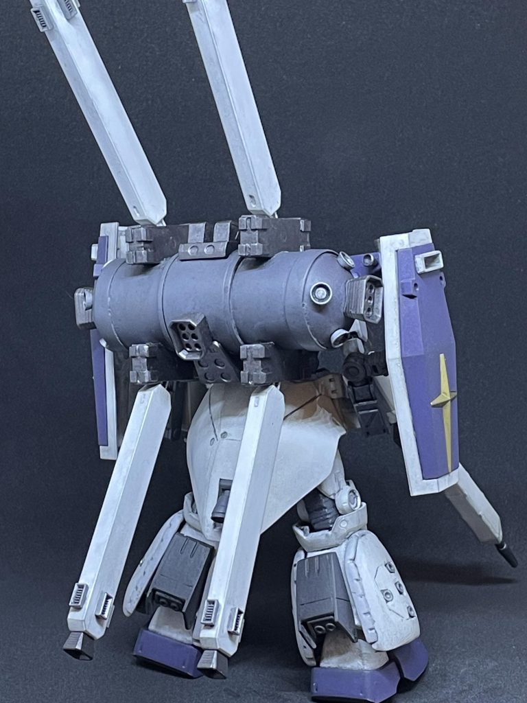 バックショット。プロペラントタンク本体はGパーツの物を使い、先端の丸みはダイソーのカプセルトイのカプセルを使用してます。4本のブースターはサンボルフルアーマーガンダム、脚部スラスターはハイザックのサイドスラスターです。