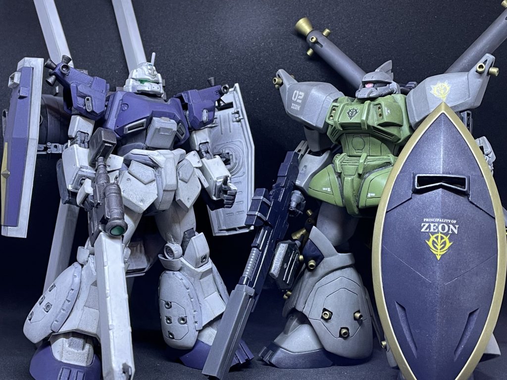 以前、制作したサンボルゲルググとのツーショット。並べると感無量です。自分を褒めてやりたいw