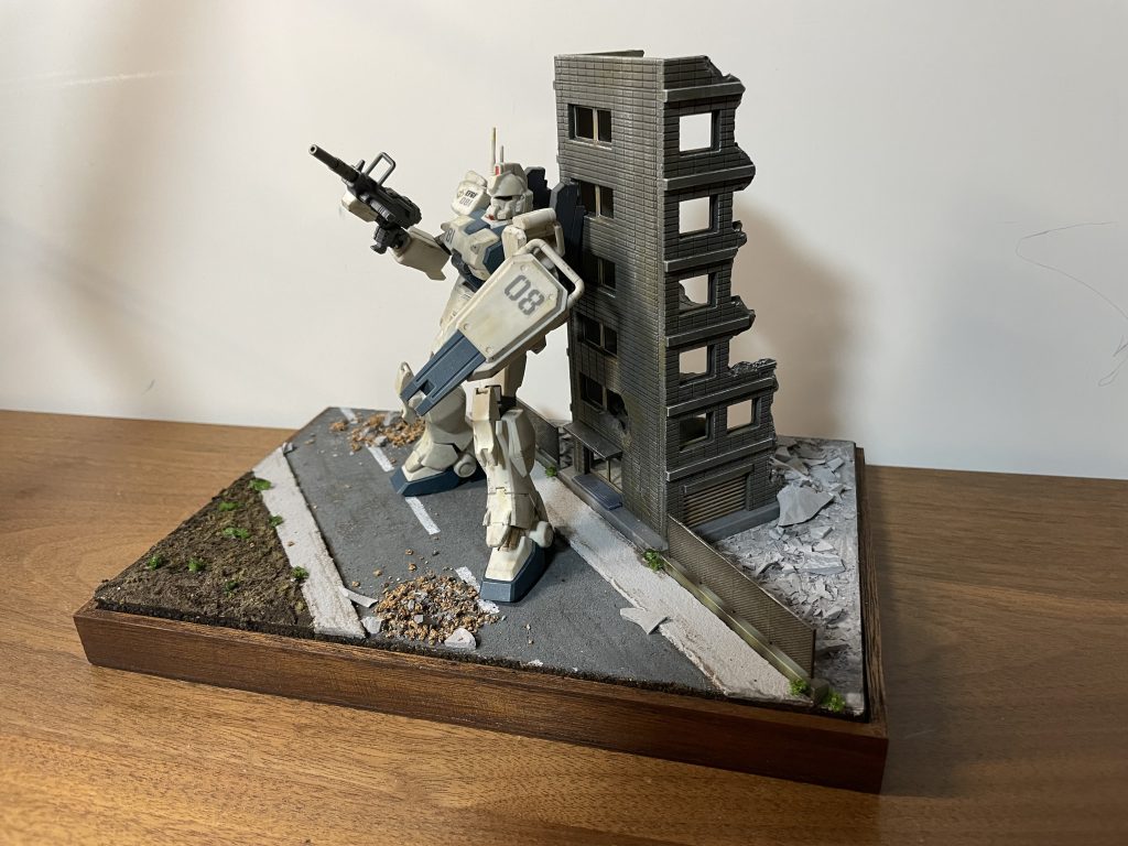 Ez8はつや消しトップコート。ウェザリングは、クレオスのウェザリングカラーをメインで、タミヤのウェザリングマスター塗り付け。水性ホビーカラーの焼鉄色でスポンジチッピングもしてます。ビルも同様ですが、エッジを出すためにジェッソでドライブラシしたら良い感じになりました。