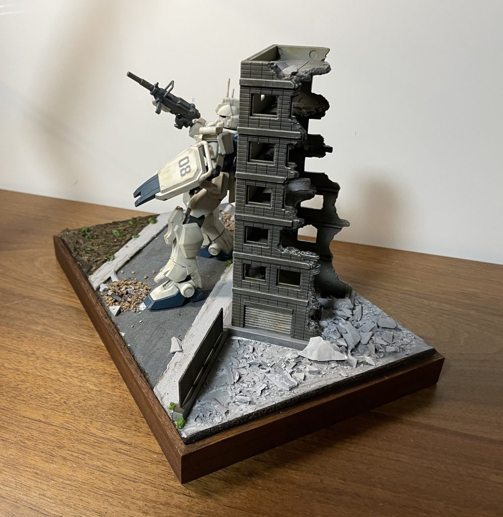 ビルの近くの地面はプラ板を切り、グレーサフ。石膏を砕いたものを、マットメディウムとか瞬間接着剤でつけました。