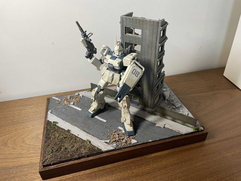 地面はコルク素材を切り貼りしました。アスファルトと地面はタミヤのテクスチャペイントです。