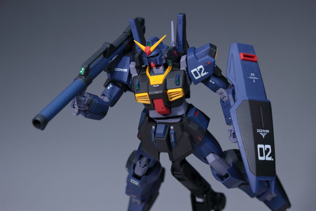 バズーカを塗り分けました。持ち手部分は成形色のままにすることで、塗装ハゲを気にせずにポージングできるようにしています。