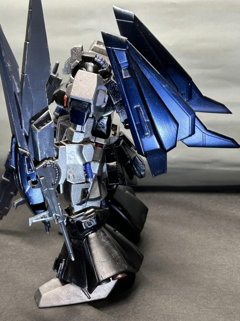 ゼータのブルーを入れたくて、ブルーブラックで渋めの色に塗りました✨筆塗りとエアブラシで塗装し、チッピングと墨入れ（目立たないですが）