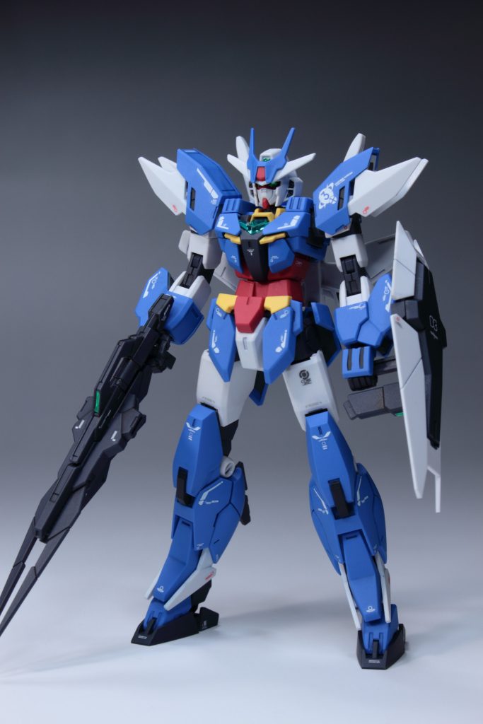 全身。肩、腕、膝のブラックや細々としたグレーをシタデルカラーで筆塗り。その後ガンダムデカールのビルドダイバーズシリーズ汎用①やRG Hi-ν、サザビー、デスティニー等を張り付けています。