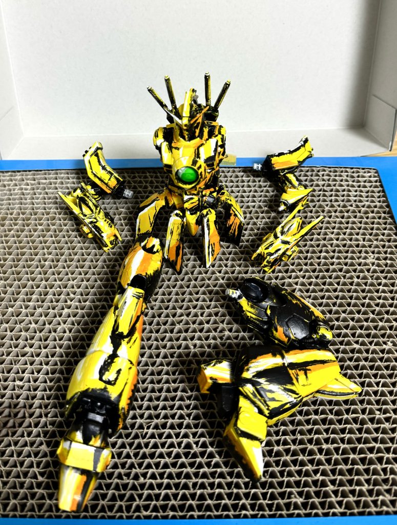 ほぼ全身にエアリアルを混ぜたものの、最新キットと旧キットでは何もかも違うので可動性を維持したまま繋げるのに一苦労😂墨絵風の荒々しさを残しつつ金色に輝く塗装表現をするのも難しかったです出来映えはさておき、大変でしたが楽しくやれたと思います☺️