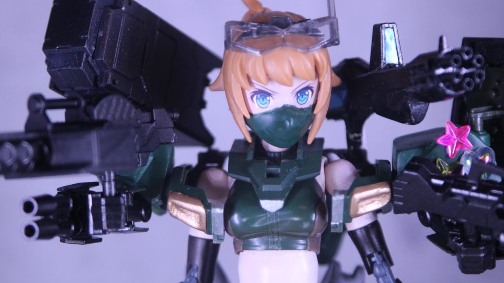 顔アップで。いやぁ最近のデカールは綺麗でいいですね......そうです。顔いじるの失敗して取り返しつかなくなってマスクとデカールで取り繕ったのは私です...すまねぇフミナ...でもまぁとりあえず形になって良かった...