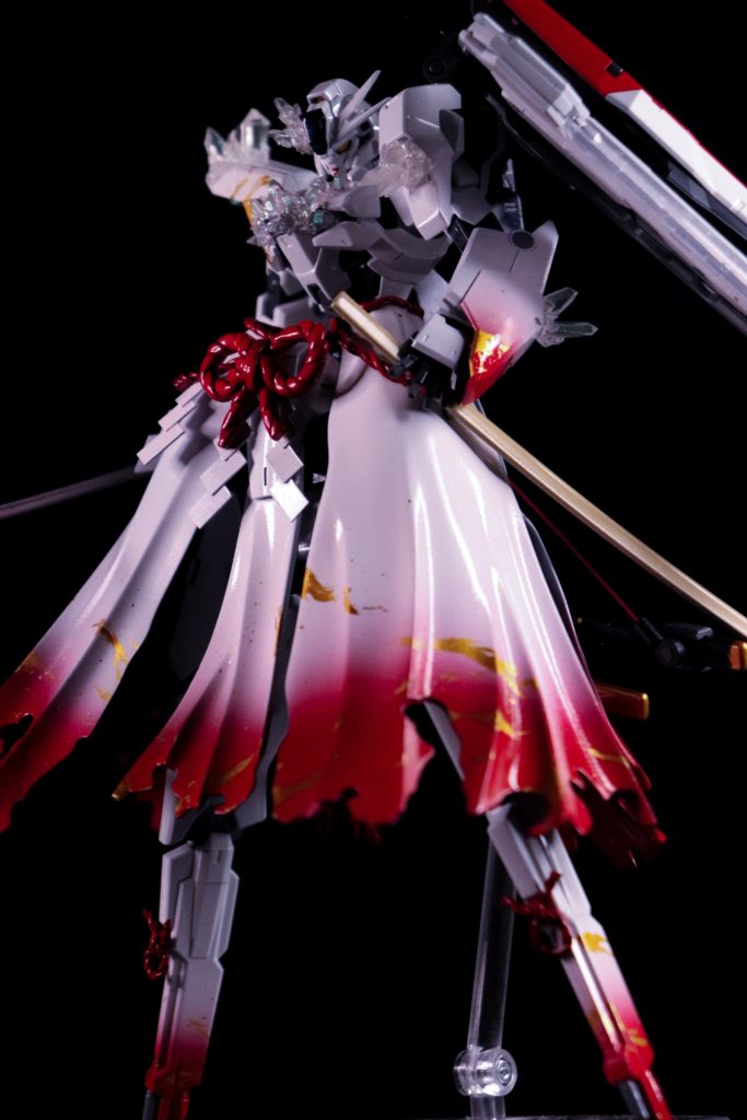 しめ縄はパテをよじって製作しています。