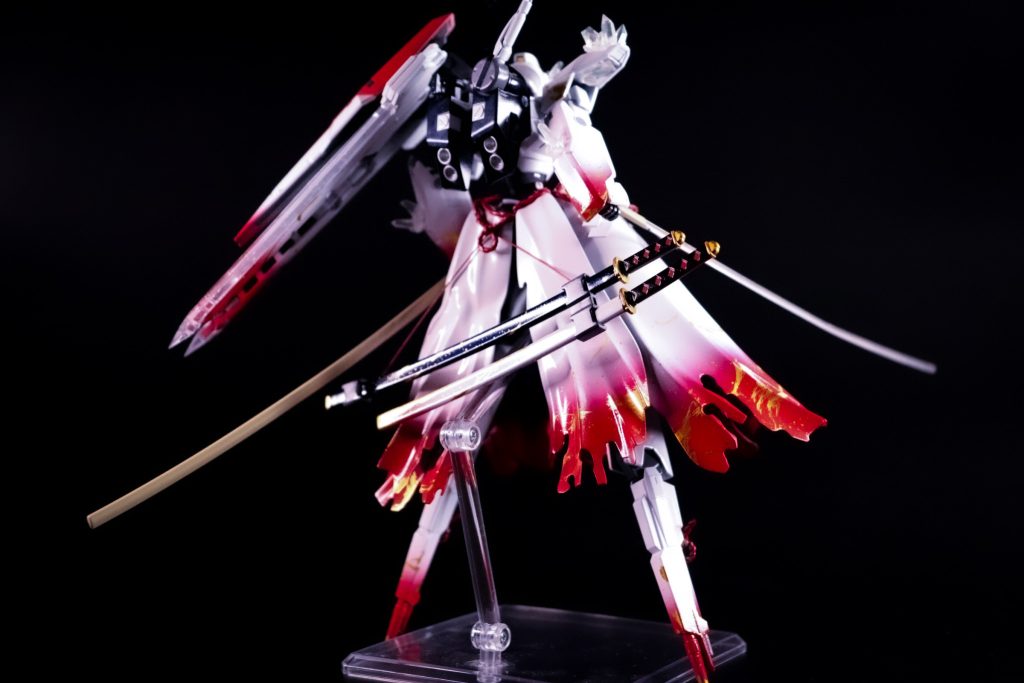 武装は腰に一本・後ろに二本・肩のシールドに二本、刀を装備してありバックパックにビームサーベルの計六本