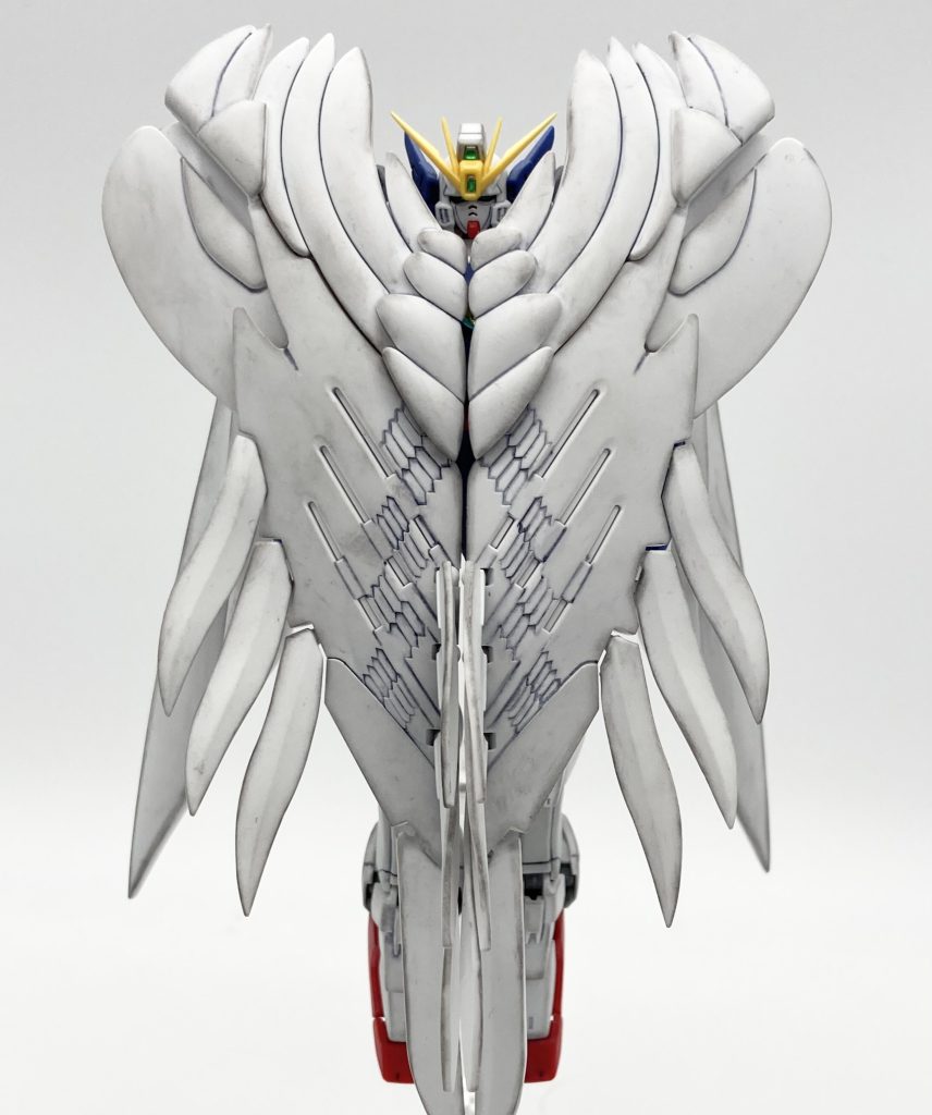 翼は閉じて飾ることも可能です。かなり可動できるキットなので、ポージング色々つけるのが楽しかったです。