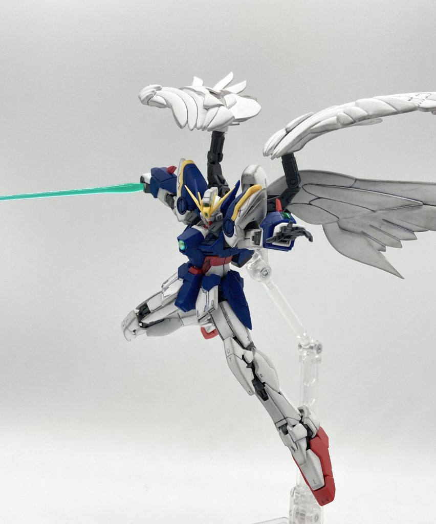 元々のプロポーションがいいこともあり、ポージングがしっかり決まるので楽しいですね。撮影中気づかなかったですが、ビームサーベル、かなりギリギリの部分を持ってるので、手溶けますね…