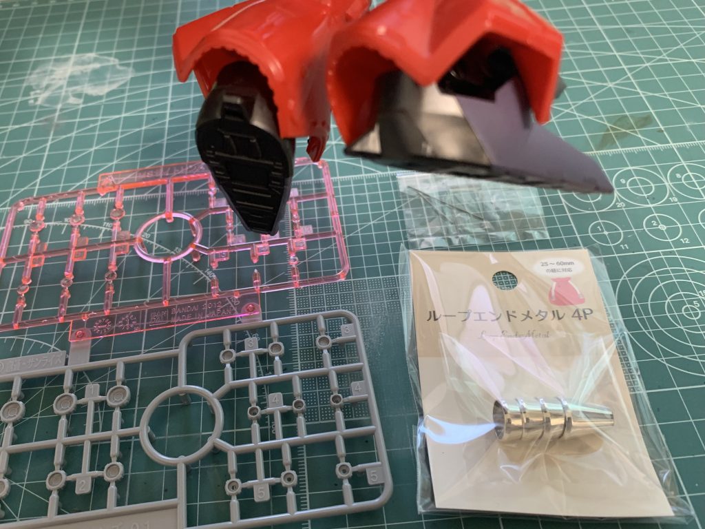 足横のバーニアがなく空洞なのが気になり、大型バーニアに改造することにしました。メタルパーツは高いので100均手芸用品でなんとかしますw