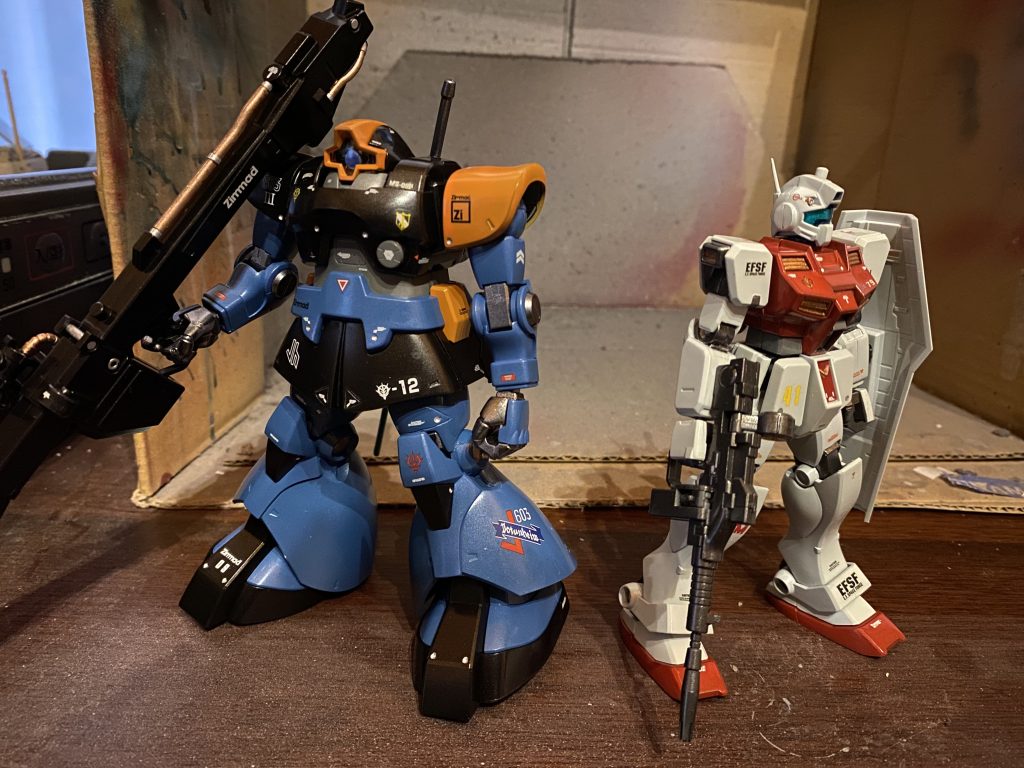 モノアイは当初、あまり見かけないブルーで塗りましたが、イマイチ目立たなかったので、高機能型や実験機という設定面からイエローに変更しています。ヒートサーベルは今回は青にしてみました。腹部拡散ビーム砲は、ビームバズーカのテストをする機体なのでコトブキヤの丸モードを接着しカバーました。