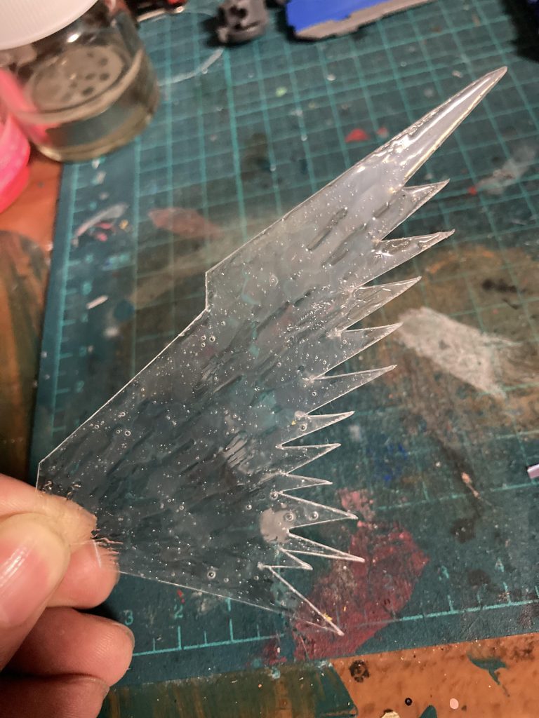 1日放置して、逆側も同じ内容で光の翼を表現。この後にクリアーピンクで塗装しました。装備がめちゃくちゃ大変でした💦