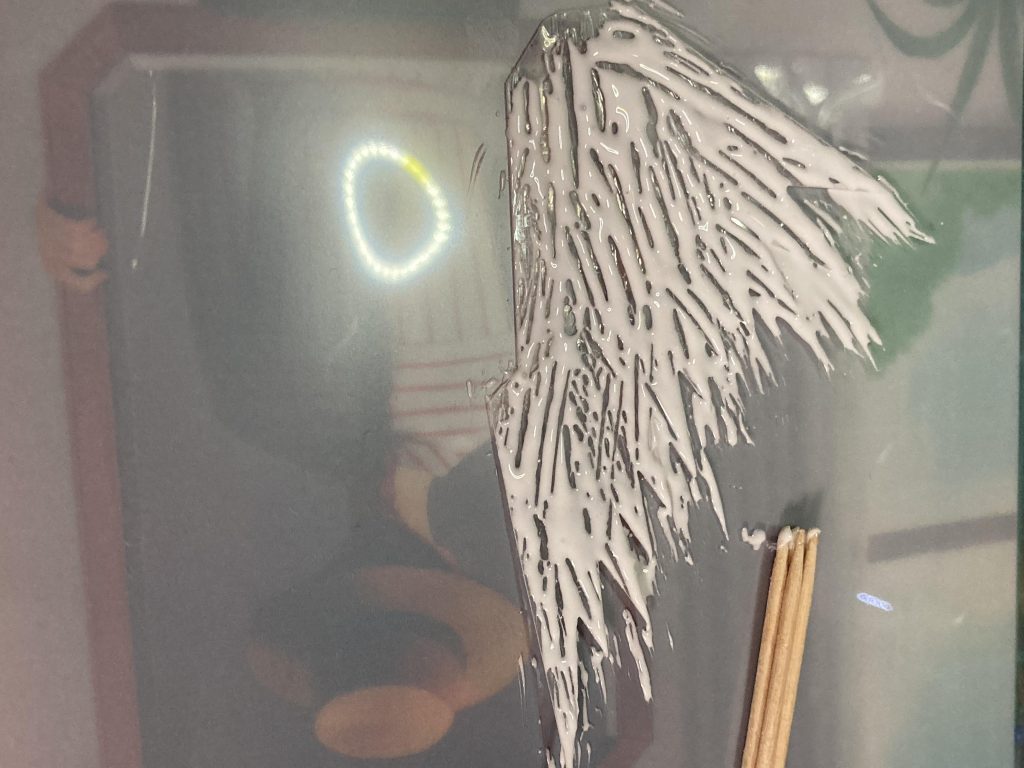 透明プラ板0.3ミリに木工ボンドを塗り、爪楊枝で伸ばしました。