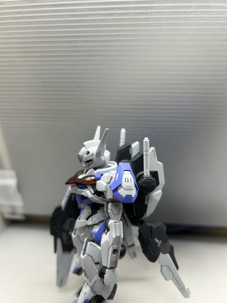 肩にワンポイントで番号デカールを貼ってみました。