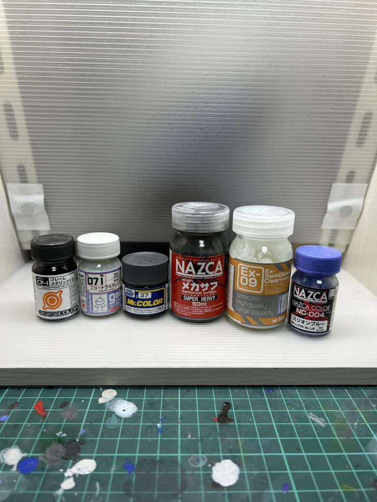 今回使った塗料達。ミリオンブルーが少し暗すぎるかな？と思いましたが最後にセミグラスクリアを吹いたらいい感じになったので良かったです☺️