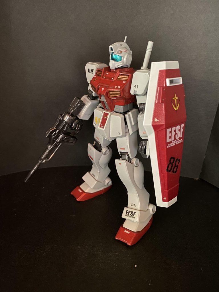 ジムの量産化当初、前線で長らくジオンのMSに対抗出来ずにいた連邦軍は「質より量」の方針で、とにかく頭数を前線に配備することを目標に、簡易量産型の大量生産を推し進めた。その結果、画一化された汎用性の前期量産型がありとあらゆる戦場に配備されるが、次第に各種環境や敵新型機への対応を求める現場からの声があがった事により、連邦のMS開発の系譜も枝分かれしてゆく事となる。