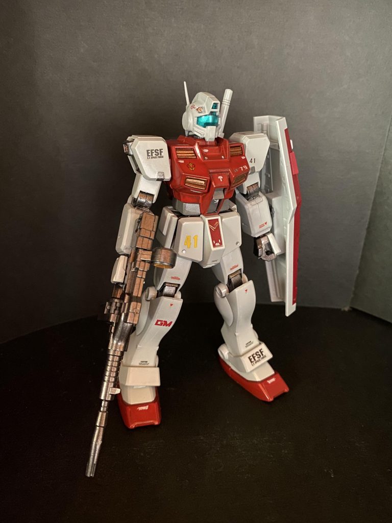 そんなところからイグルーに登場する悪役ジムをイメージして、ドムの相手役として塗装することとなった訳です。調子に乗って、相手を侮っている感じの。ヴィラン様(悪役)らしく、下手立ち。カラーは連邦軍標準のレッドと、白はやや緑がかった(本当にやや笑写真ではわかりづらい)メタリックホワイト。もともとのシールドは別の機体に取られたので、サンボルフルアーマーガンダムのシールドと、オリジンガンダムの余ってる初期型ビームライフルを持たせたら、何か元よりめちゃくちゃ強そうです！笑