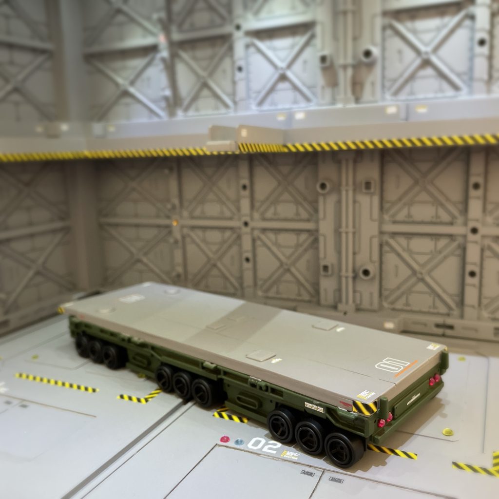 バックショットタイヤはトミカのスポーツタイヤを18個使用しています。積載デッキ下サイドの形状が『コキ106形式』のディテールになります。テールランプはセリアのジュエリーシールを使用