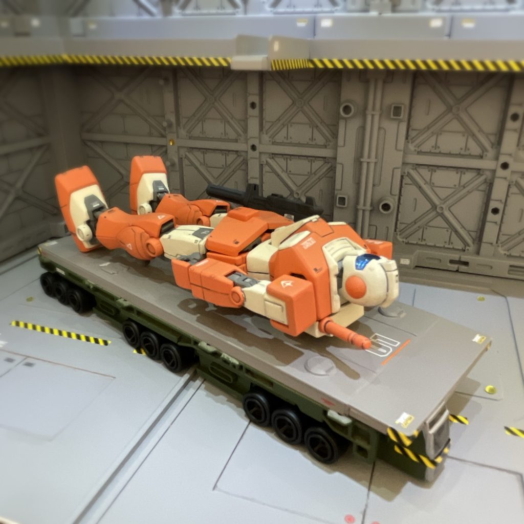 ジムライトアーマー積載①全長はカットして短くしていますが、全幅はHGサイズ(1/144)にジャストでした。