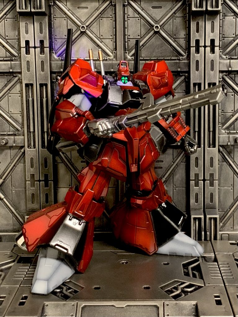 モノアイは蛍光塗料にしているのでUVライトを当てると光ります。