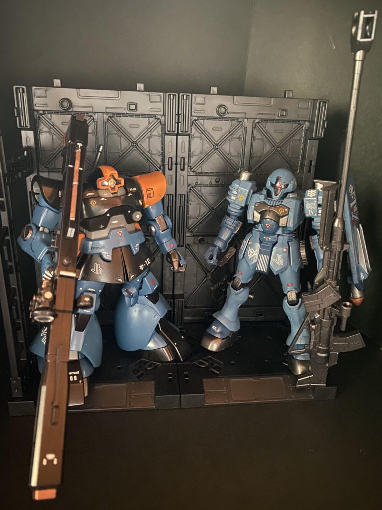 ツィマッド社の皆さんでw同じ土星エンジンの系譜であり、土星エンジンの高出力に堪えうる強度を追い求めてドムのボディがあるとまで言われると何やら感慨深いものはあります。メインカラーのペールブルーはヅダに合わせたつもりでしたが、一年ぶりに調色するとやはり全く同じ色という訳にはいきませんね😅アクセントカラーのオレンジはこたつで剥いていたミカンからインスパイアを受けました笑、、、、というのは冗談で、テスト機のオレンジと、MS戦記の新兵の機体はサポートの為に左肩を黄色く塗装していたという設定から着想しています。