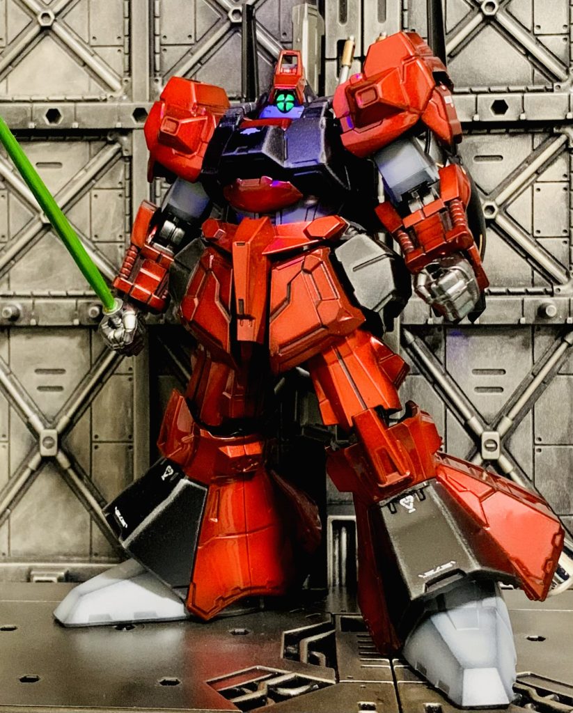 ちょっとしたバランスの違いでカッコ良くも悪くも描かれるモビルスーツですが、この食玩のスタイルはどストライクでした。ただHGよりも小さいので重量感をどーしようか迷い、マックス塗りに挑戦することにしました。