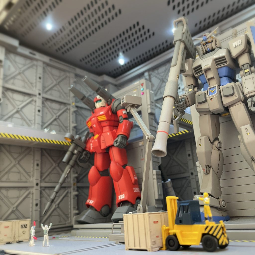 ダイソーで購入したアルティメットコンテナMサイズ(前回作成はSサイズ)を上下組み合わせて、壁面はセリアで購入した連結ディスプレイベース加工して設置。天井にはセリアで購入したスイッチ付きの6連LEDライトを埋め込みました。