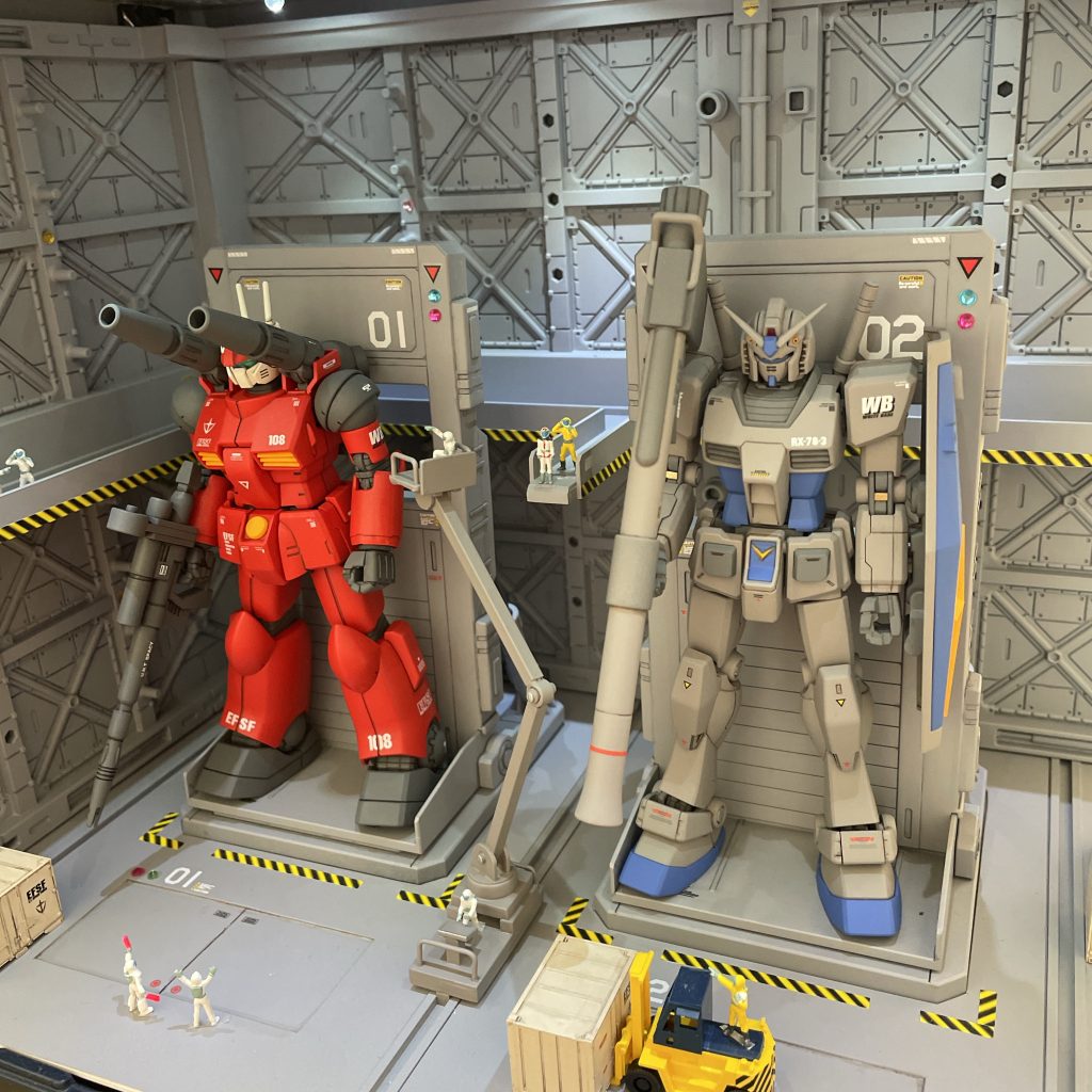 MSハンガーはガンダムベース限定ホワイトベースMSハンガーセットを使用。全体をクレオスのサーフェイサー1000で塗装しました。