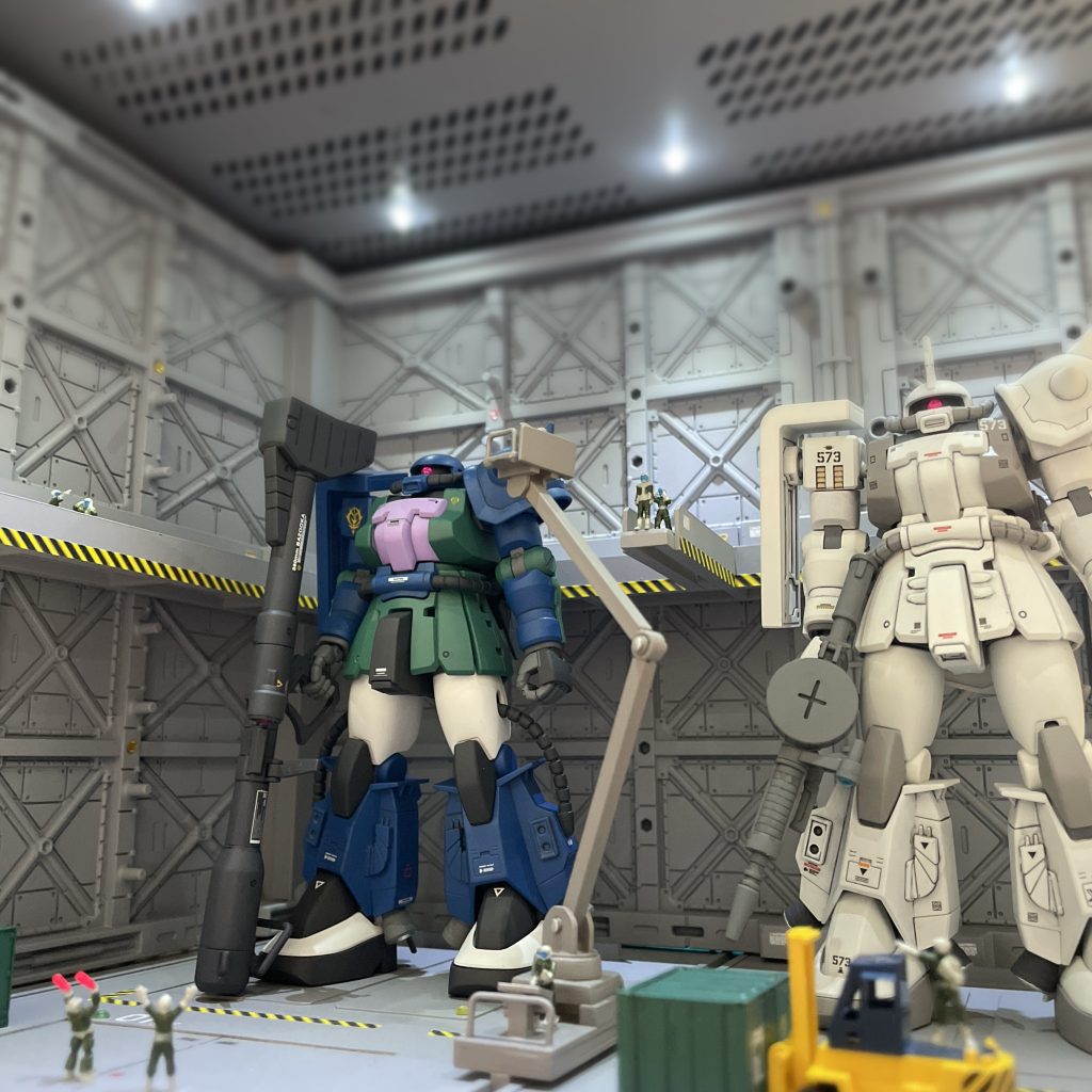 高機動型ザク2機のジオン軍バージョンMSハンガーは邪魔になる場合があると思い、簡単に外す事が出来る様にしました。