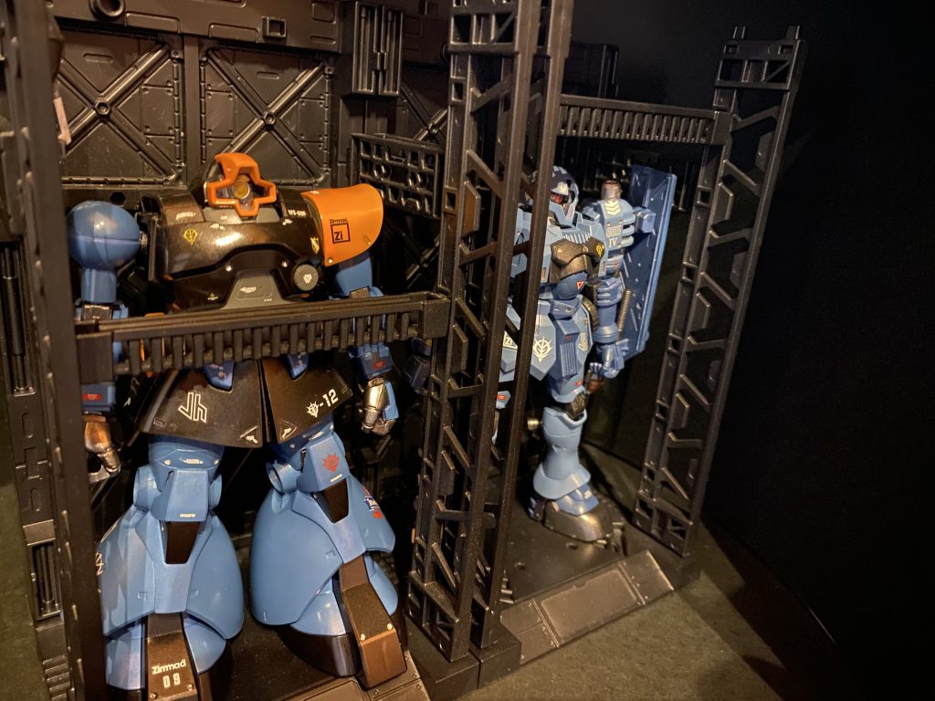 MS 09Rリックドム もともとは地上戦用MSとしてツィマッド社により開発されたドムから、推進ユニットの交換や背部バーニア、スカートユニットの換装といった僅かな設計変更のみで宇宙用制式採用機として軍の要求値を達成した、非常に優秀な基礎設計の機体である。換装実証試験機と位置づけられた本機は、実際に地上用のドムとしてグラナダの工廠にて生産されていたものの地上用装備を空間戦用に換装。ほぼ制式採用されたリックドムと同等の仕様となっているが、テスト機としてモノアイは偵察型やスタイパータイプに採用されている一般型よりも高感度・高精細なイエロータイプのものに変更されている。また、実戦にて実用性に乏しいと評価された胸部拡散ビーム砲は、今回試作ビームバズーカの運用を考慮して封印されている。同じく土星エンジンの系譜を引くヅダに似た青系統の塗装が施されたこの機体は、ヨーツンヘイム配備にあたり、ヅダ3番機の暴走事故以来欠番となっていた艦載MS3番機として新たに登録された。