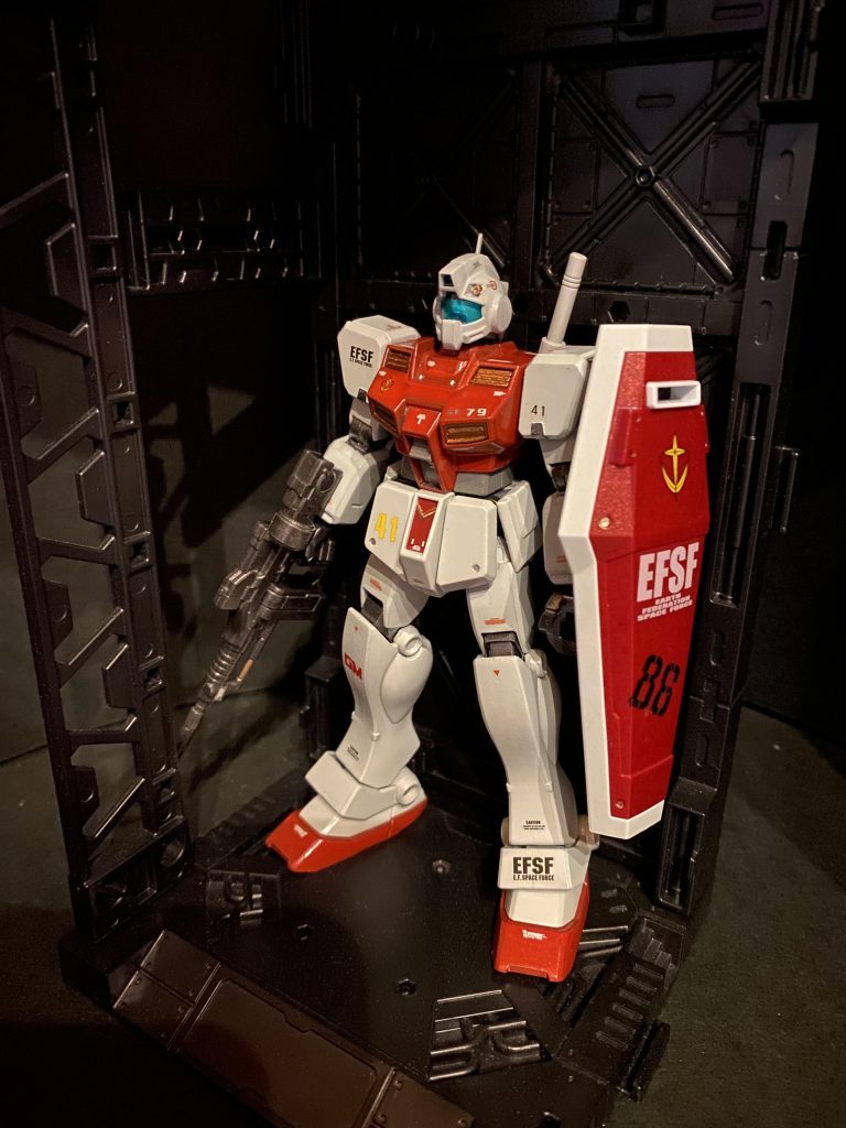 本キットはhgucジム寒冷地仕様、こちらも購入はかなり前のキットです(15年くらい？笑)。このキットに入っている連邦軍標準のシールドが欲しくて(そっちが本命かい！)、一応本体は組んだ後に部分塗装しただけで仕舞ってありました。もともとは灰色でポケ戦の中でも序盤のまさにヤラレ役。素ジムに比べたら多少ディテールアップはされているものの、持っているマシンガンは弱そう、ザ・ジムの役回りを地でいく方ですね(ボロクソ笑)