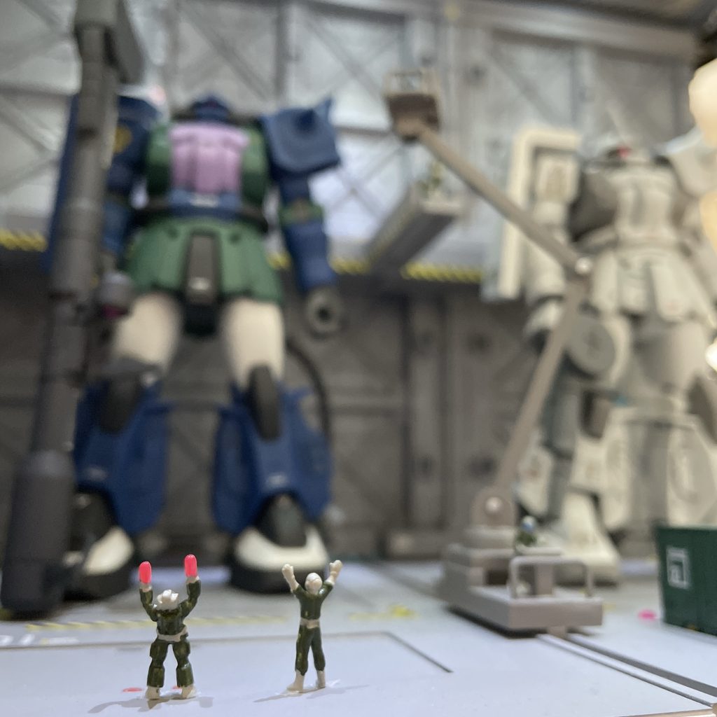 フィギュアを置いて撮影すると、臨場感がアップし写真のバリエーションが増えて楽しさがアップします。ガンプラ作るのも楽しいですが、色々妄想しながら形の無いこういうモノを一から作成するのもとても楽しい作業です。これから、この格納庫を使用して作成したガンプラをアップするのが楽しみです😊