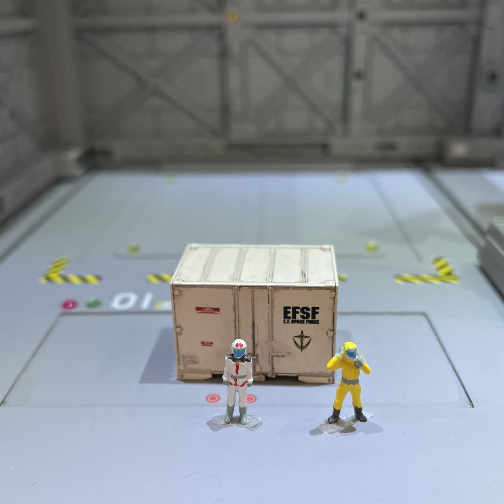連邦軍仕様　フィギュア&コンテナコンテナは、Nゲージのモノを塗装して水転写デカールを貼っています。1/144のフィギュアの塗装はちょっと無理が有ると思いました😭