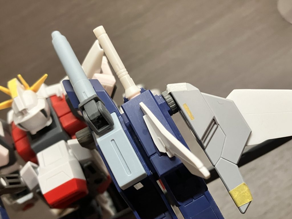 そこで今回取り付け位置をこちらに変更しました。これでMS本体とドッキングした状態でも砲身が前に向けられるようになりました。しかし、このままでは元々の取り付け位置の接続穴が丸見えになってしまうので、